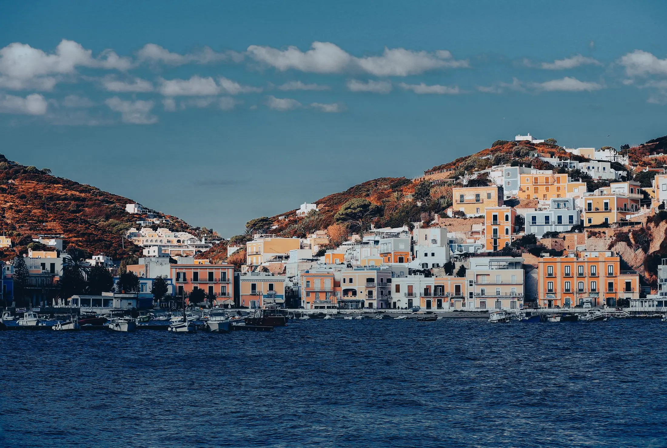 Il paese di Ponza visto dal mare, con le case colorate sul porto