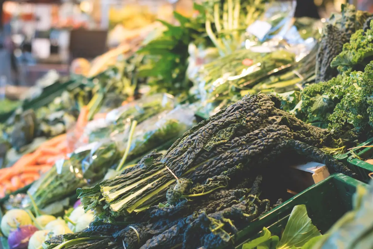 Verdure fresche esposte in cassette al mercato