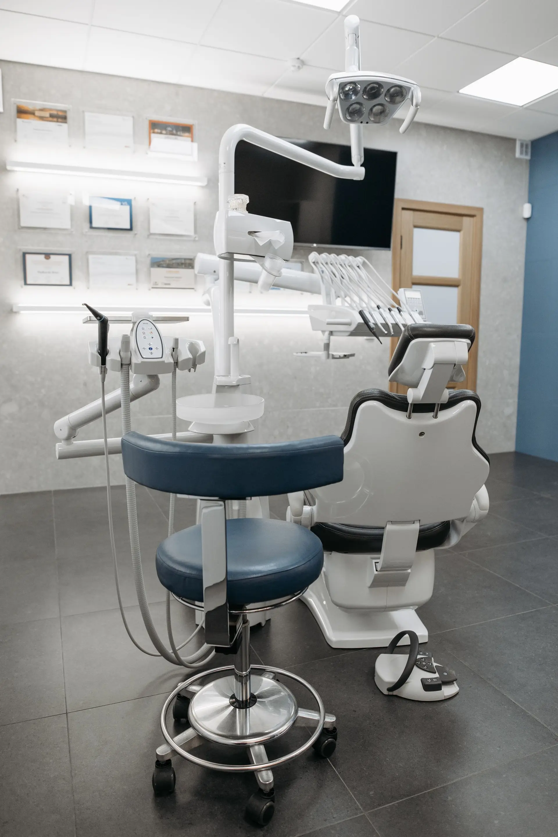 Studio luminoso con poltrona odontoiatrica e grandi finestre